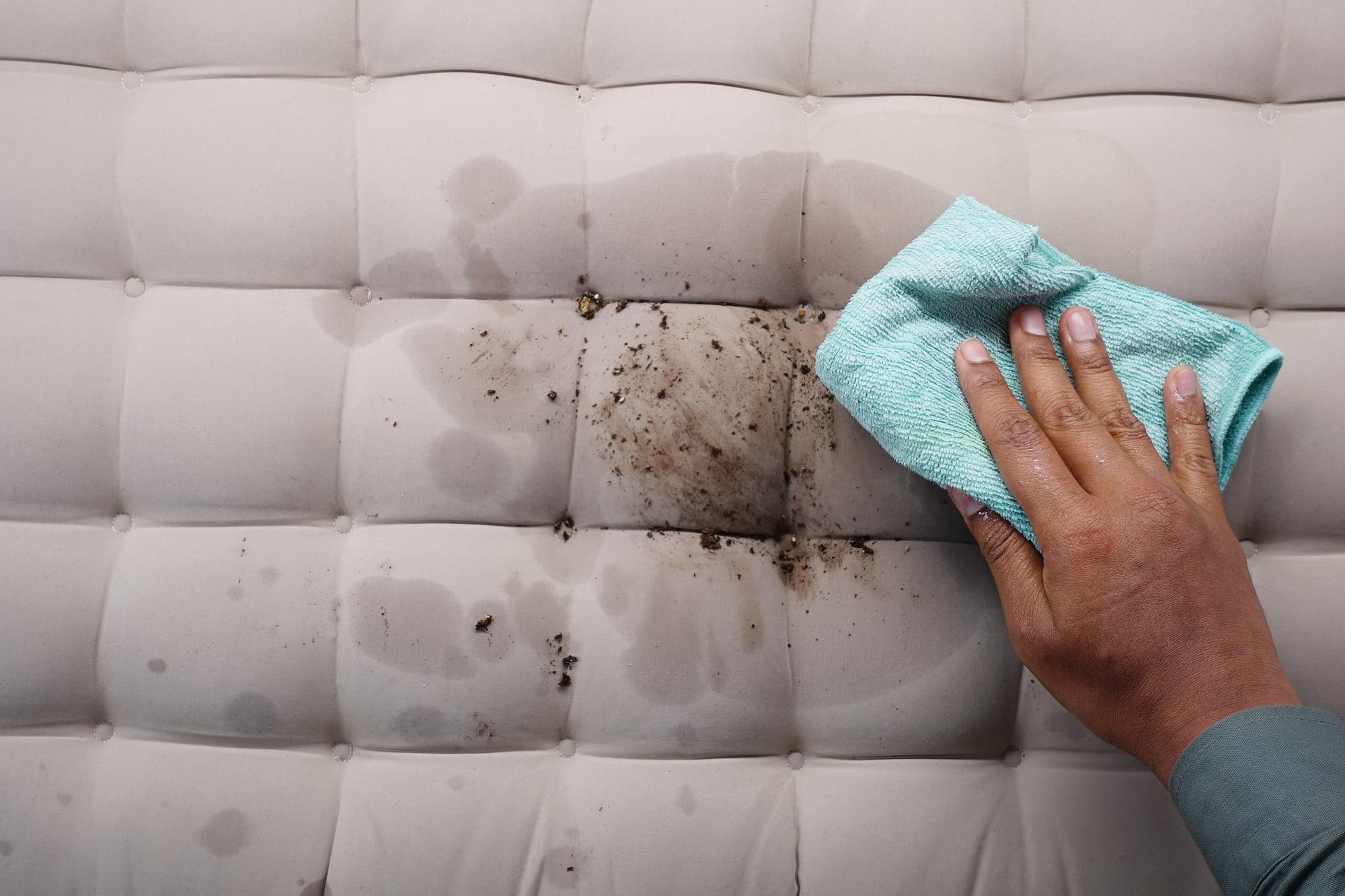 hoe krijg je vlekken uit matras